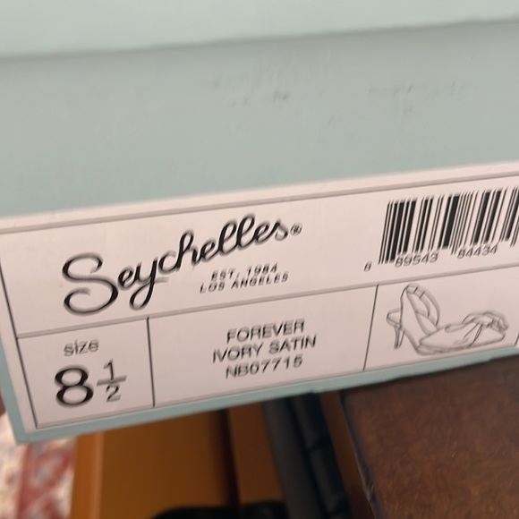 Seychelles Ivory Satin Bow Kitten Heels - Picture 9 of 9